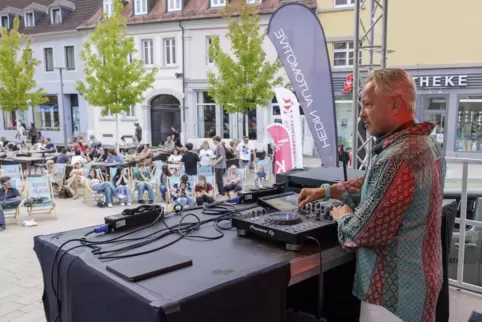 Ein Sommerabend in Kaiserslautern: DJ Kai Weber legte auf und „Mr Sax Appeal“ Uwe Marquard blies.