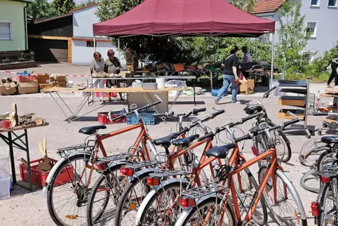 Fundstücke und Ausrangiertes konnten Interessenten am Sonntag beim Flohmarkt erwerben. 