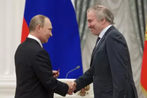 Der russische Präsident Wladimir Putin (l) zeichnet den damaligen künstlerischen Leiter des Mariinsky-Theaters, Waleri Gergijew,