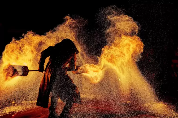 Feuer und Artistik: Upside Down Acro.