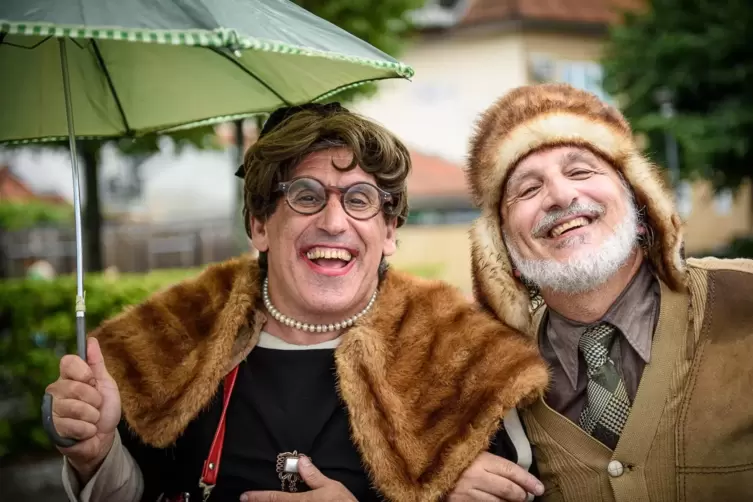 Camping-Leben mit T&uuml;cken: &bdquo;Sweet Home on Wheels&ldquo; mit Adrian Schvarzstein (links) und Paolo Martini. 