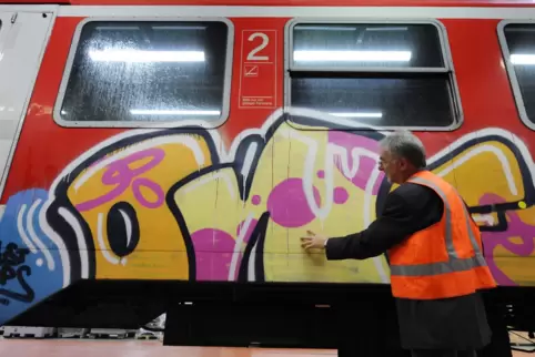 Das mit der Ästhetik kann man so und so sehen, aus Sicht der Bahn sind mit Graffiti besprühte Züge vor allem ein teures Ärgernis