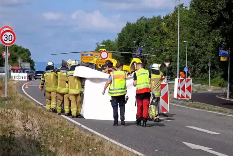 Gesperrt: B39 kurz vor dem Ortseingang Speyer nach der Kollision eines Autos mit einem Motorrad.
