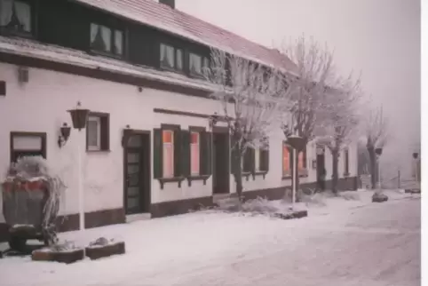 Das Jägerhaus bei Schnee im Herbst 1987. Nicht mal zehn Jahre später, ereignet sich dort ein ungelöster Mord. 
