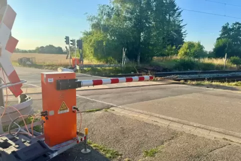Provisorium: Schranke am Bahnübergang in Heiligenstein. 