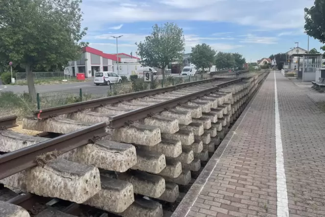 Am Wachenheimer Bahnhof werden ausgebaute Gleise gelagert. Am Wachenheimer Bahnhof werden ausgebaute Gleise gelagert.