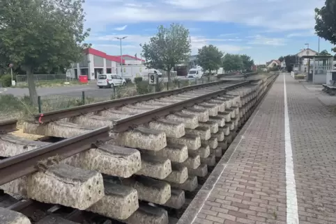 Am Wachenheimer Bahnhof werden ausgebaute Gleise gelagert. 