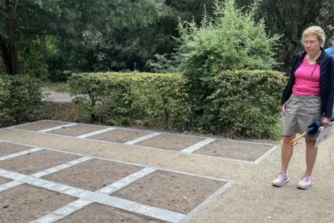 Gabriele Bindert zeigt bei einem Rundgang über den Hauptfriedhof die neu angelegten Gräberfelder.