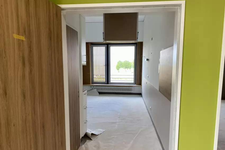 Mit Ausblick bis zum Haardtrand: Blick in eines der Zimmer in der künftigen Geburtshilfestation.