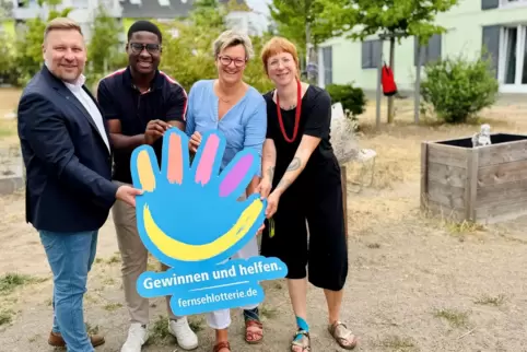 Stephan Masch, Repräsentant der Deutschen Fernsehlotterie; Raymond Höptner, (CDU) Ortsvorsteher von Mundenheim; Petra Kindsvater