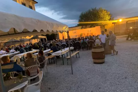 An zwei Wochenenden bespielt die Hemshofschachtel den Schlossgarten in Fußgönheim. 