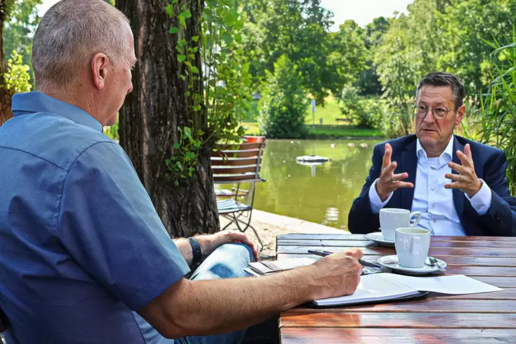 Am Sommerstammtisch mit Guido Gl&ouml;ckner berichtet Bauhilfe-Gesch&auml;ftsf&uuml;hrer Ralph Stegner von einem Novum: Erstmals in seiner Gesc