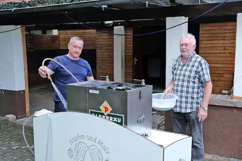 ASV-Vorsitzender Burkhard „Burgi“ Zahn (rechts) und sein Stellvertreter Thomas Müller richten die Zapfanlage für das Fischerfest
