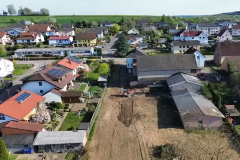 Auf der gerodeten Fläche sollen vier Bauplätze entstehen. Die beiden unteren Gebäude werden abgerissen. Die neue Straße führt ne