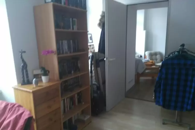 Vom Wohnzimmer aus gelangte unser Mitarbeiter in sein Schlafzimmer. 