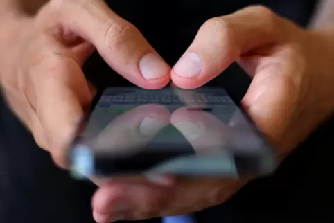 Ein Anrufer gab sich als Mitarbeiter von Paypal aus und forderte den Mann auf, mehrere Apps auf sein Handy herunterzuladen. 