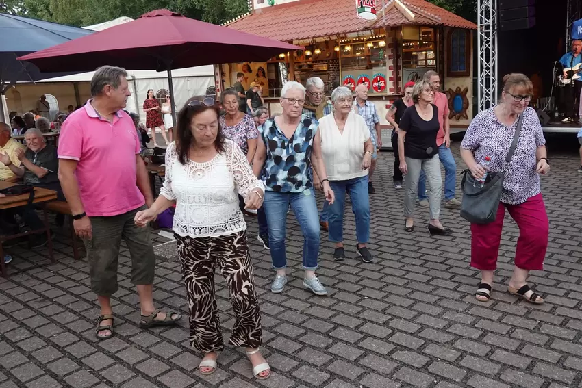 Tanzen am Eröffnungsabend: Besucher der Altleininger Kerwe 2025.