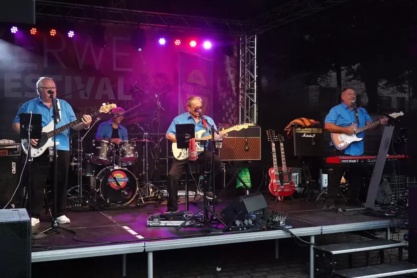 Liefert die Musik zur Eröffnung: die Band Ricky and Friends unter Leitung von Klaus Amschler (rechts).