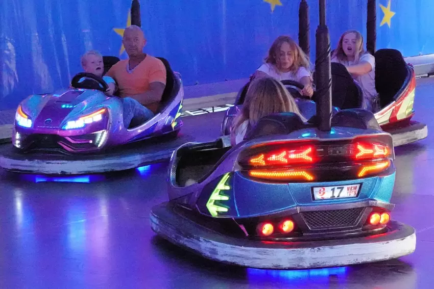 Auf der Kerwe Altleiningen: Spaß beim Autoscooter.