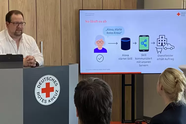 Patrick Wagner vom Roten Kreuz erkl&auml;rt das Alexa-Modellprojekt.