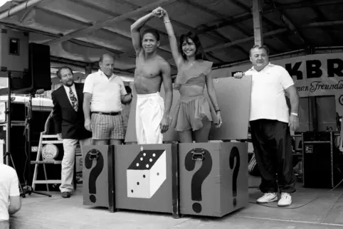 Kofferquiz aus dem Jahr 1990: Aus der Kiste steigt ein Lambada-Tanzpaar. Ganz links Fritz Presl, neben ihm Kofferträger Rudi Man