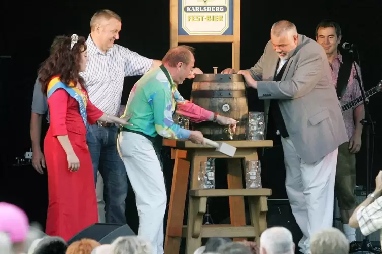 Fritz Presl mit Rosenk&ouml;nigin Natalie I., Michael Fleischer (Karlsberg-Brauerei) und OB Helmut Reichling beim Fassanstich im Stad