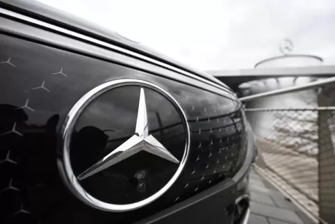 Das gesuchte Auto ist von der Marke Mercedes-Benz. 