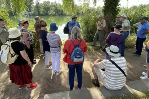 19 RHEINPFALZ-Leser waren bei der Sommertour entlang des Roxheimer Altrheins dabei.
