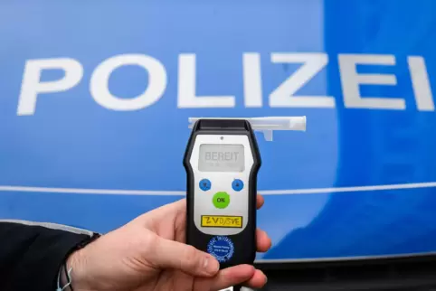 Mit einem Atemalkoholtest wird der Promillewert festgestellt. 