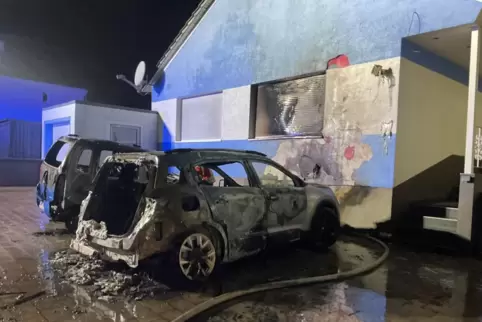 Die beiden Fahrzeuge brannten völlig aus. 