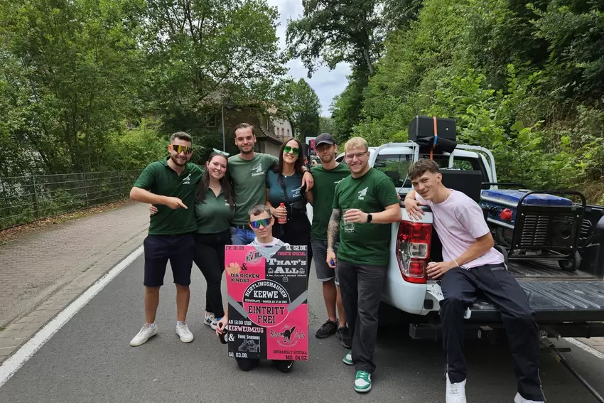 Vor dem Start: Teilnehmergruppe beim Kerweumzug Altleiningen.