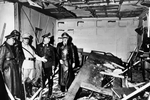 Reichsmarschall Hermann Göring (helle Uniform) und der Chef der „Kanzlei des Führers“, Martin Bormann (links), begutachten die Z