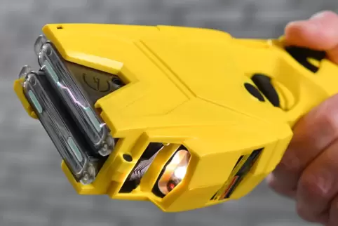 Ein Elektroschocker setzt elektrische Impulse ab.