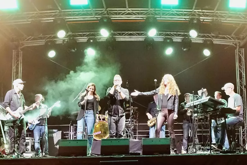 Am Freitag ging es musikalisch zurück in die Neunziger, am Samstag trat unter anderem die Band Brass Machine (Foto) auf.