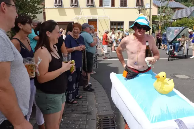 Kerweumzug mit Umschnall-Badewanne: Mitglied des Burgbad-Fördervereins.