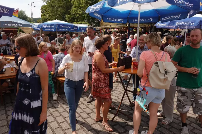 Gut besucht: Kerwe-Treiben auf dem Bahnhofsplatz.