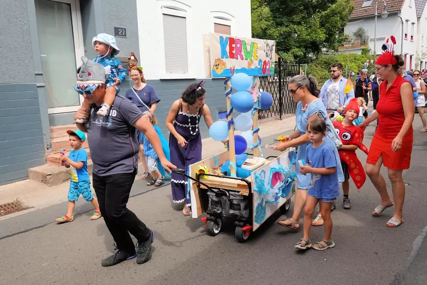 Als lustige Wassertiere dabei: die Kita-Fußgruppe.