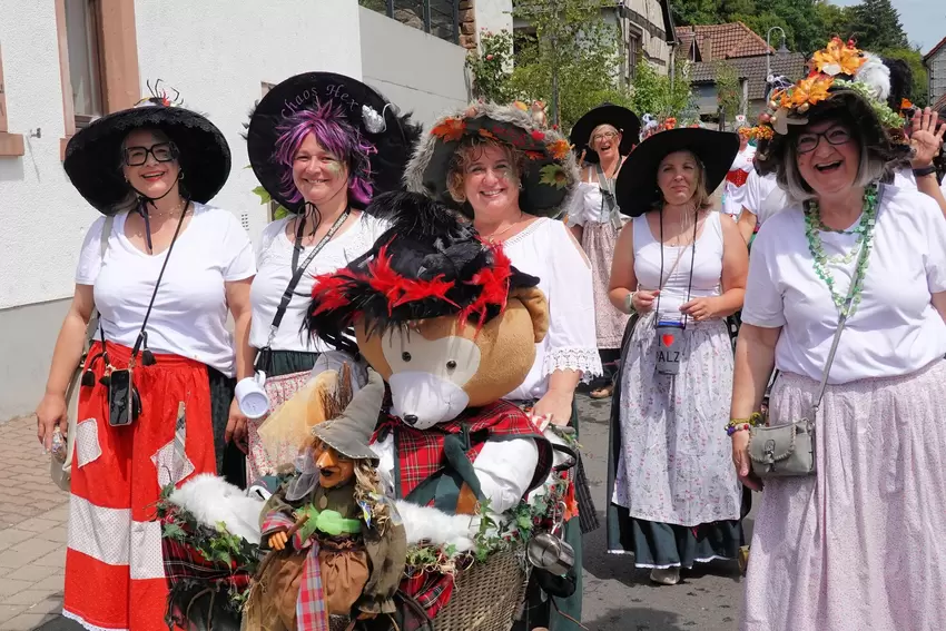 Beim Kerweumzug in Altleiningen: die Waldhexen.