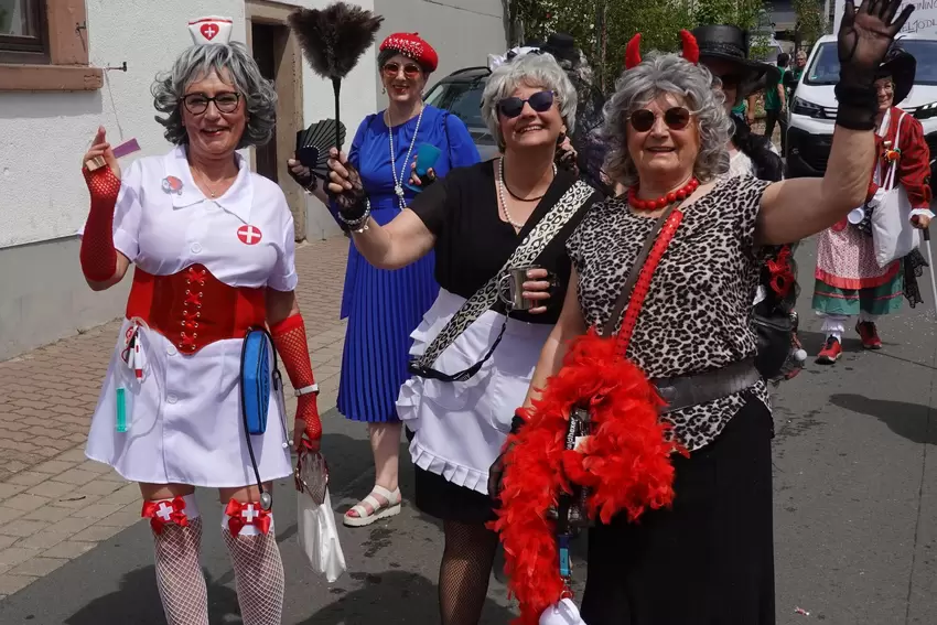 Beim Kerweumzug in Altleiningen: die Eckbachschnallen.