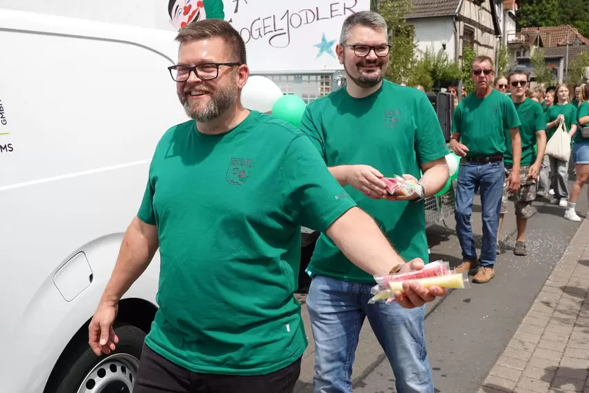 Im Outfit der Gogeljodler: Altleiningens Bürgermeister Benjamin Claus verteilt Wassereis.