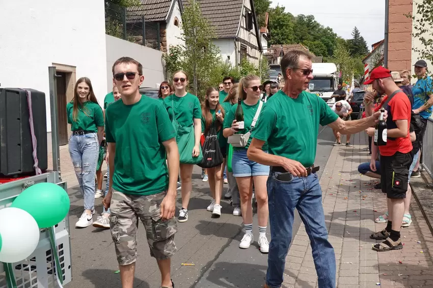Mit großer Gruppe beim Altleininger Kerweumzug 2025: die Gogeljodler.