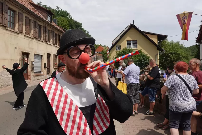 Mit Tröte: Burgspieler beim Altleininger Kerweumzug 2025.