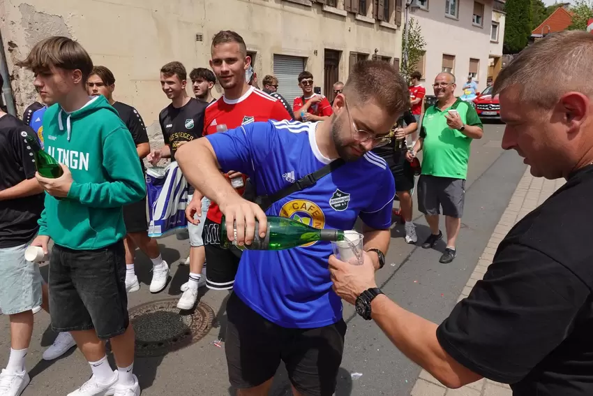 Kerwe Altleiningen 2025: TuS-Fußballer schenken aus.