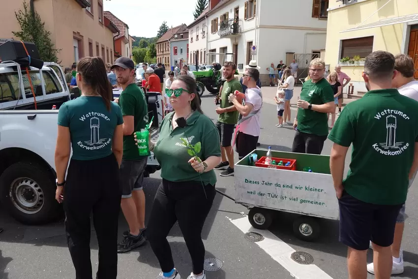 Mit Wagen beim Altleininger Kerweumzug 2025: Wattrumer Kerweleit.