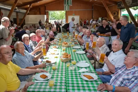 13 Senioren besuchten das Fischessen des Angelsportvereins Waldsee. Sie waren zwischen 89 und 94 Jahre alt. 