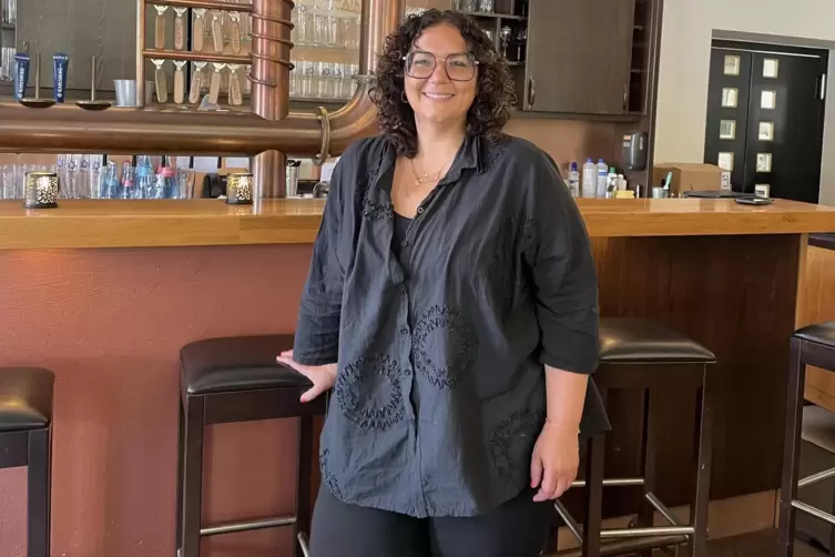 Idil Becker am Tresen des Brauhauses. Sie ist bei der Lebenshilfe zust&auml;ndig f&uuml;r das Restaurant und das Veranstaltungszentrum.