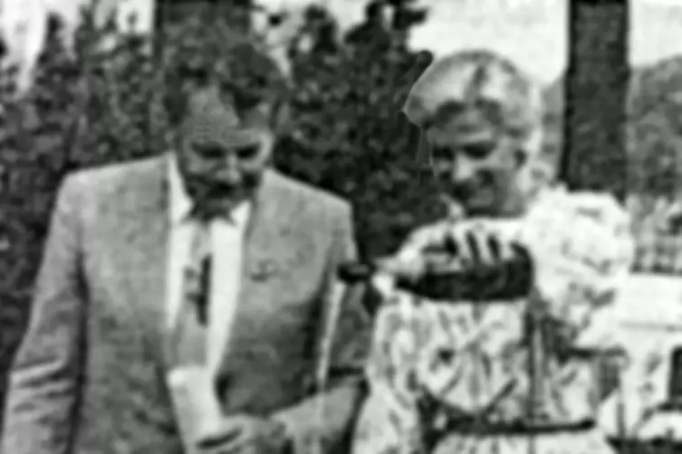 Marianne Braconnier (rechts) und der damalige Lauterer Oberb&uuml;rgermeister Theo Vondano tauften am 23. Juni 1986 die neu gez&uuml;chtet