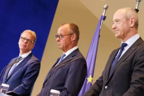Bundeskanzler Friedrich Merz (Mitte), Deutsche-Bank-Chef Christian Sewing (links) und Siemens-Chef Roland Busch, erläutern die I