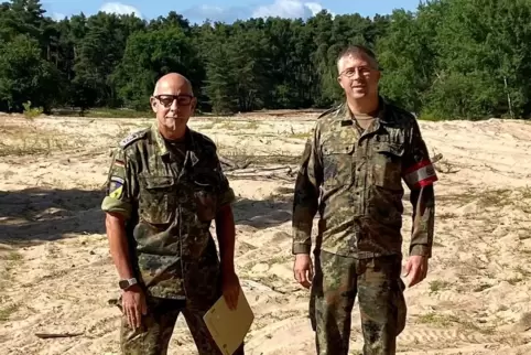 Auf den Sanddünen: Stabsfeldwebel W. (links) und Stabsfeldwebel T. Er regelt alle Angelegenheiten, die den Übungsplatz betreffen