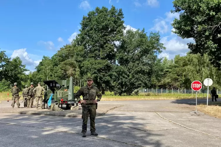 &Uuml;bungsszenario: Betrieb eines Feldlagers mit Zugangskontrolle. Im Vordergrund ist &Uuml;bungsleiter und Beobachter Leutnant K. zu seh